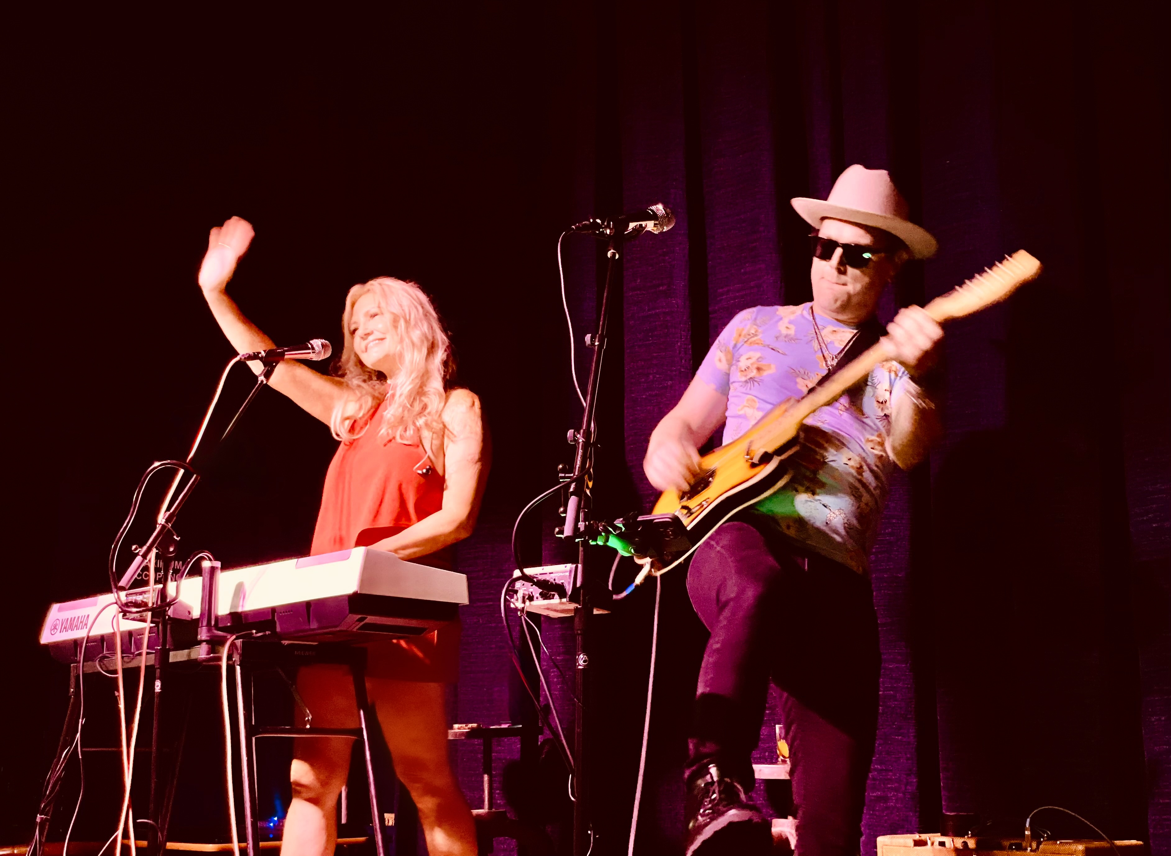 Dālene Richelle and Scott E performing live as the Texanadian duo, with Dālene on keys and Scott on guitar.