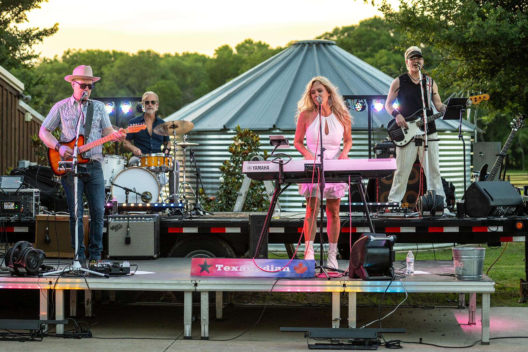 Dālene Richelle performing on keys and vocals with the full Texanadian band.